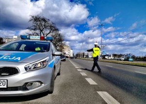 radiowóz obok policjant na drodze