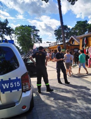 Policjantka KPP w Kamieniu Pomorskim wraz ze strażakiem podczas akcji informacyjnej