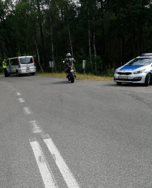 policjanci zatrzymujący pojazdy