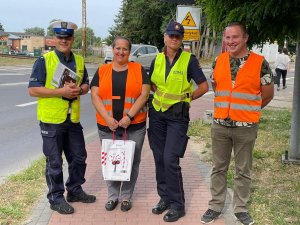 cztery osoby, policjant, pracownicy ochrony kolei i pracownik polskich kolei