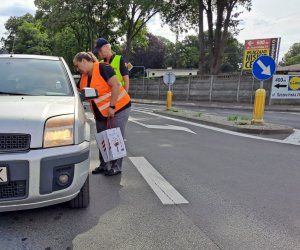 policjant przy samochodzie