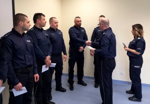 Komendant Powiatowy Policji w Kamieniu Pomorskim mł. insp. Leszek Nowak awansje policjantów oraz wręcza im nagrody za wzorową służbę