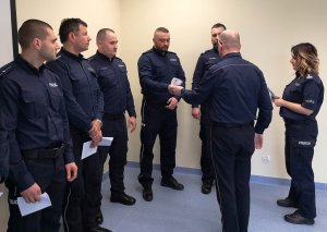 Komendant Powiatowy Policji w Kamieniu Pomorskim mł. insp. Leszek Nowak awansje policjantów oraz wręcza im nagrody za wzorową służbę